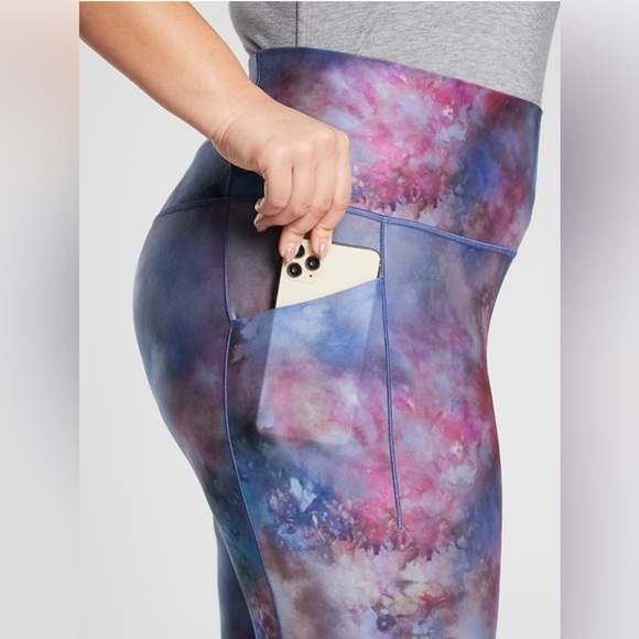 Athleta Pants - Women's ATHLETA Salutations II Supernova stash pocket capri leggings